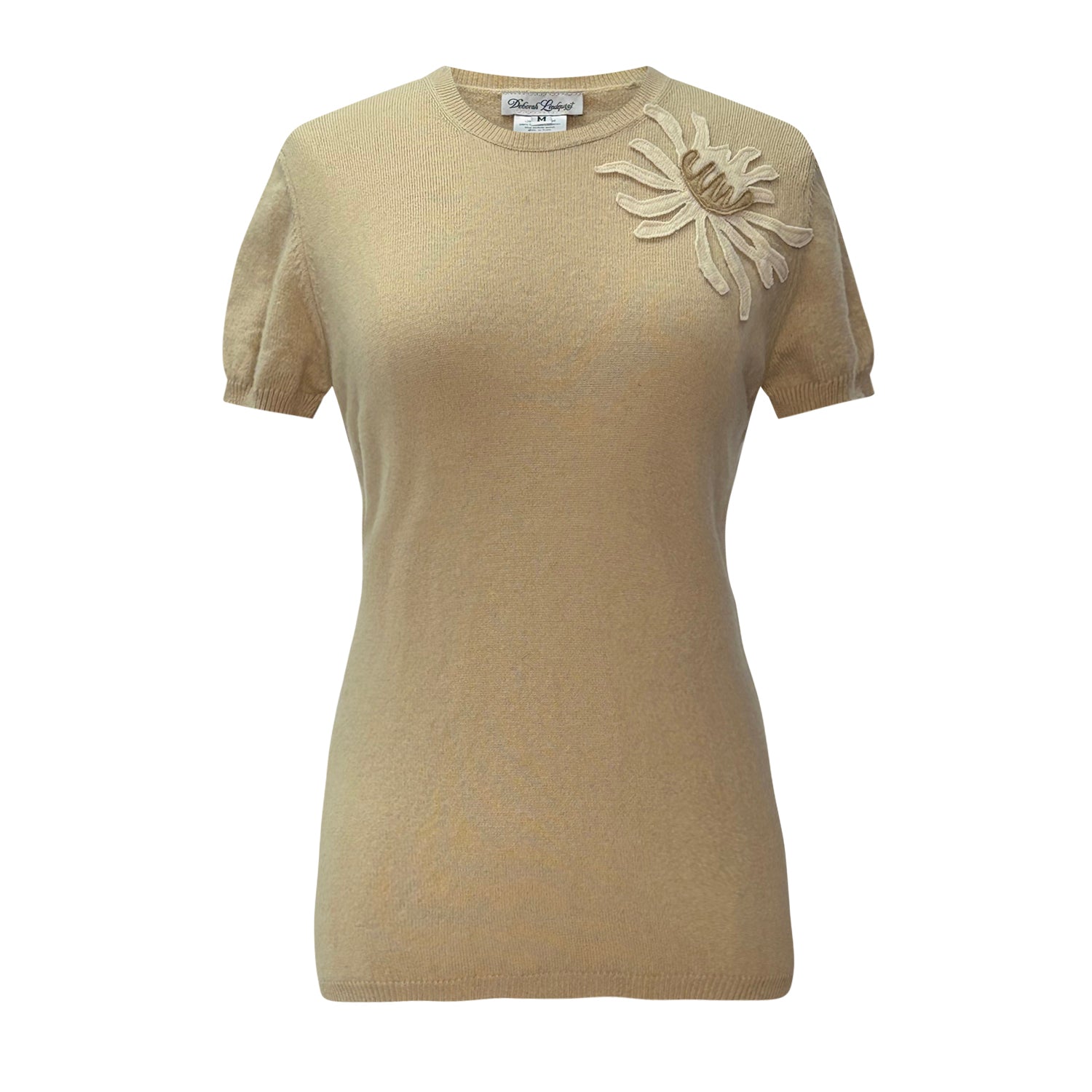 Short-sleeve beige cashmere sweater with matching beige chrysanthemum appliqué on the shoulder.