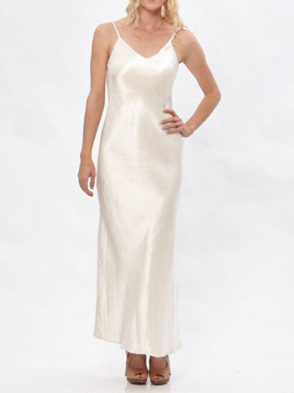 Vivien Slipdress in hemp/silk satin – ivory bias-cut slipdress with adjustable straps, full-length and softly draped.