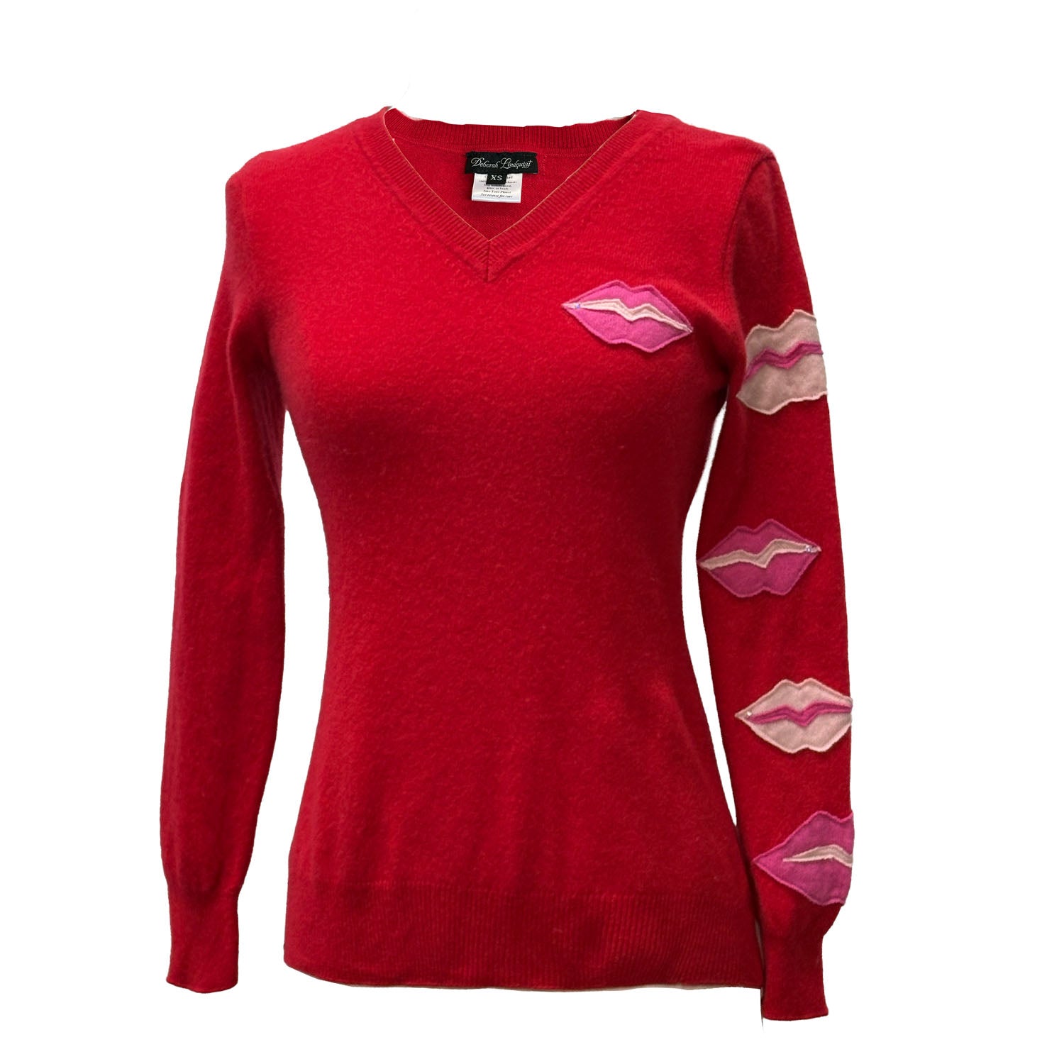 Red reincarnated cashmere sweater with pink lips appliqué on sleeve