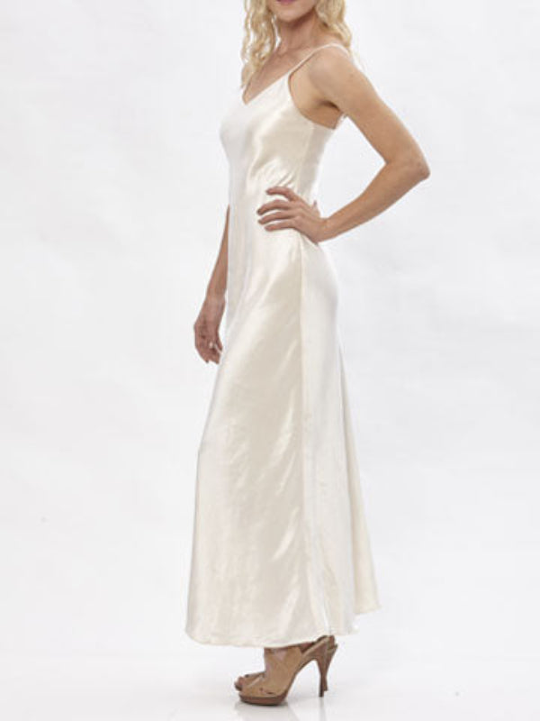 model Vivien Slipdress in hemp/silk satin – ivory bias-cut slipdress with adjustable straps, full-length and softly draped.